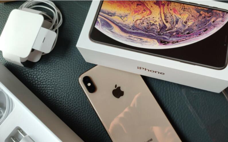 iOS13近日发布引得好多果粉争相体验,iPhone 8 Plus虽然是2017年的产品,但是现在配置也不过时并且深受用户喜爱,自然也符合iOS13的要求,可以升级,那么iPhone 8 Plus到底是iOS12好用还是iOS13呢? 苹果的iOS13最近的漏洞可是百出,相信小伙伴更新iOS13后是不是也天天为这些BUG头疼,咱们今天不说BUG,即便iOS13完善后,我们去选择什么呢?笔者个人观点是稳定在iOS12。iPhone 8 Plus刚面世时搭载的ios11系统,那么这个系统有着很多缺点,运行速度慢,白屏死机等问题,笔者觉得iOS12其实不像是一个大版本更新,而像iOS11的小幅度升级。当然iOS12也加入许多实用功能,如照片的共享,拍摄时根据位置搜索图片等。在更新iOS12后明显可以发现电池耗电量有所改善,某些app耗电降低,电池轻轻松松用一天也还不错。 ios12对8p的应用优化的非常好,基本上可以运行目前的所有商店内应用。它的使用屏幕时间功能受到一致好评,这个功能不需要耗费多少电量,但可以在你每天晚上统计出这一天的亮屏都用在了哪些地方,十分便捷。咱们再说iOS13吧,iPhone 8 Plus升到iOS13有明显感觉温度好了,以前使用并没有这么快就发热,当然打开app运行速度还是加强了的,电池没有以前iOS12时那么耐用了,一会就会掉很多。 如今iOS13的BUG还非常多,笔者认为完善后换一块电池升级iOS13应该不错,iOS12已经很完美了,只是没有深色模式以及图片上一些小功能,如果想上iOS13也不能现在上,笔者当时为尝鲜,推送就上了,现在好多功能都有BUG,最近更是隔三天一次小更新补丁,修不完的BUG,通常来说苹果手机升级了就很难降级,而苹果系统与<a href=https://www.sopingguo.com/android/ target=_blank class=infotextkey>安卓</a>系统截然不同,安卓系统也许会越升级越流畅,但是iOS随着时间推移越升级硬件越跟不上导致种种问题卡顿。所以对于想稳定使用的朋友停留在iOS12吧。
